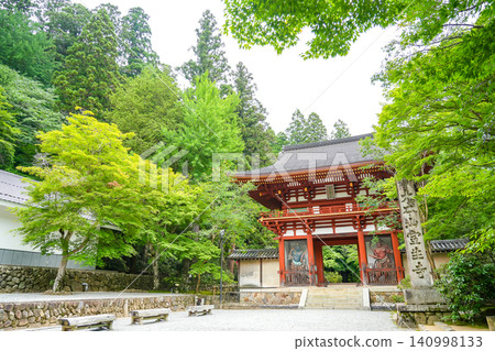 Niomon Gate at the entrance of Murō-ji Temple in Uda City, Nara Prefecture, where the fresh greenery is beautiful. Niomon Gate at the entrance of Murō-ji Temple in Uda City, Nara Prefecture, where the fresh greenery is beautiful. 140998133