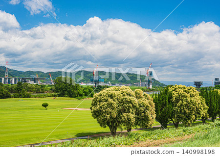 淀川左岸風景,高爾夫球場,大阪府枚方市。 淀川左岸風景,高爾夫球場,大阪府枚方市。 140998198