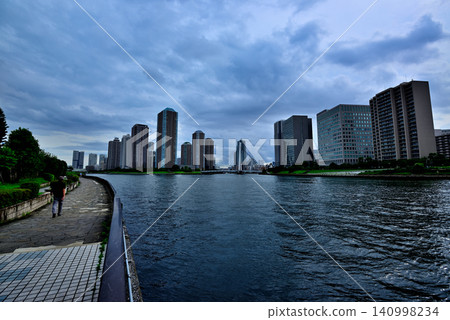 從隅田川永泰橋露台眺望陰雲密佈的傍晚景色,俯瞰中央區築田的高層公寓樓群。 從隅田川永泰橋露台眺望陰雲密佈的傍晚景色,俯瞰中央區築田的高層公寓樓群。 140998234