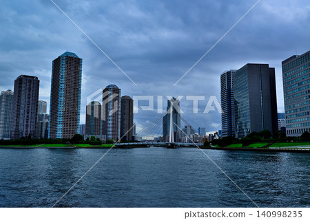 從隅田川永泰橋露台眺望陰雲密佈的傍晚景色,俯瞰中央區築田的高層公寓樓群。 從隅田川永泰橋露台眺望陰雲密佈的傍晚景色,俯瞰中央區築田的高層公寓樓群。 140998235