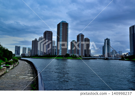 從隅田川永泰橋露台眺望陰雲密佈的傍晚景色,俯瞰中央區築田的高層公寓樓群。 從隅田川永泰橋露台眺望陰雲密佈的傍晚景色,俯瞰中央區築田的高層公寓樓群。 140998237