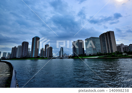 從隅田川永泰橋露台眺望陰雲密佈的傍晚景色,俯瞰中央區築田的高層公寓樓群。 從隅田川永泰橋露台眺望陰雲密佈的傍晚景色,俯瞰中央區築田的高層公寓樓群。 140998238