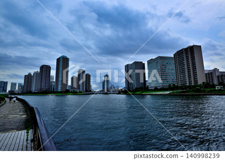 從隅田川永泰橋露台眺望陰雲密佈的傍晚景色，俯瞰中央區築田的高層公寓樓群。 140998239