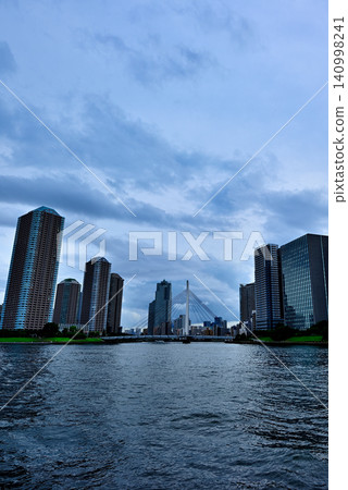 從隅田川永泰橋露台眺望陰雲密佈的傍晚景色,俯瞰中央區築田的高層公寓樓群。 從隅田川永泰橋露台眺望陰雲密佈的傍晚景色,俯瞰中央區築田的高層公寓樓群。 140998241