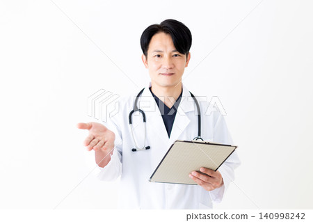 一位身穿白大褂的中年男醫生,手裡拿著裝有病人病歷的活頁夾。 一位身穿白大褂的中年男醫生,手裡拿著裝有病人病歷的活頁夾。 140998242