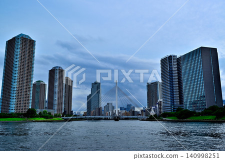從隅田川永泰橋露台眺望陰雲密佈的傍晚景色,俯瞰中央區築田的高層公寓樓群。 從隅田川永泰橋露台眺望陰雲密佈的傍晚景色,俯瞰中央區築田的高層公寓樓群。 140998251