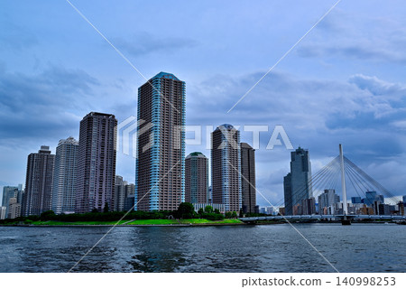 從隅田川永泰橋露台眺望陰雲密佈的傍晚景色,俯瞰中央區築田的高層公寓樓群。 從隅田川永泰橋露台眺望陰雲密佈的傍晚景色,俯瞰中央區築田的高層公寓樓群。 140998253