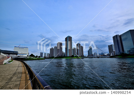 從隅田川永泰橋露台眺望陰雲密佈的傍晚景色,俯瞰中央區築田的高層公寓樓群。 從隅田川永泰橋露台眺望陰雲密佈的傍晚景色,俯瞰中央區築田的高層公寓樓群。 140998254
