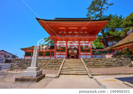 參觀島根縣出雲市大社町日之塚神社正門。 參觀島根縣出雲市大社町日之塚神社正門。 140998301