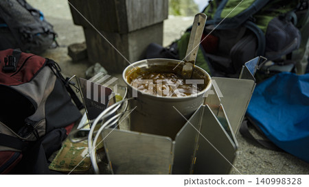 適合登山露營時製作的咖哩鍋 適合登山露營時製作的咖哩鍋 140998328