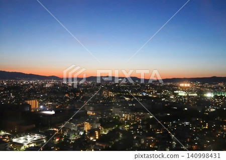 Osaka, Suita: View of the city from a high-rise building in the evening, encompassing Suita, Toyonaka, and Itami (westward from Merode Suita, early summer). 140998431