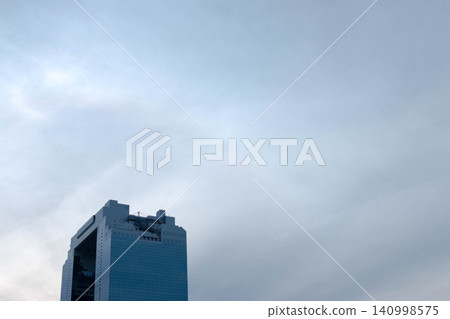 以城市天空為背景的圖片,薄雲繚繞,摩天大樓聳立在藍天之上。 以城市天空為背景的圖片,薄雲繚繞,摩天大樓聳立在藍天之上。 140998575