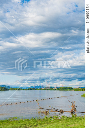 Yodo River swollen due to heavy rain in Hirakata City, Osaka Prefecture Yodo River swollen due to heavy rain in Hirakata City, Osaka Prefecture 140999184