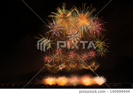The beautiful large-scale starburst fireworks of the Nagaoka Festival bloom brilliantly in the night sky. The beautiful large-scale starburst fireworks of the Nagaoka Festival bloom brilliantly in the night sky. 140999494