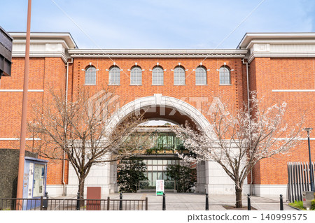 同誌社大學烏丸校區四合館(象徵國際主義的校園和建築),保留了磚造建築風格。 同誌社大學烏丸校區四合館(象徵國際主義的校園和建築),保留了磚造建築風格。 140999575