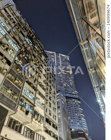 香港傳統綜合用途建築與現代摩天大樓的比較。 香港傳統綜合用途建築與現代摩天大樓的比較。 140999674