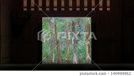 一扇從木造建築上可以俯瞰神聖森林(伊勢神宮)的窗戶 一扇從木造建築上可以俯瞰神聖森林(伊勢神宮)的窗戶 140999962