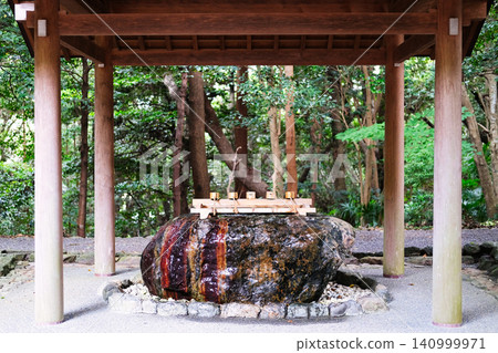 大和姬神社美麗的巨石水池和蔥鬱的綠植 大和姬神社美麗的巨石水池和蔥鬱的綠植 140999971