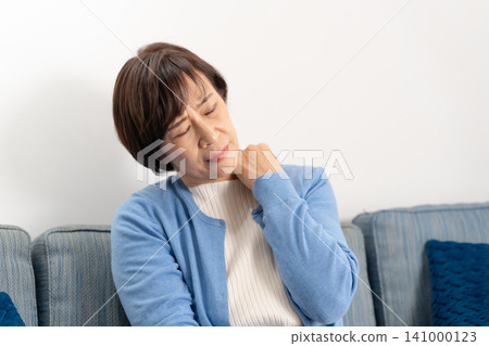 老年女性：肩膀僵硬、頭痛 141000123