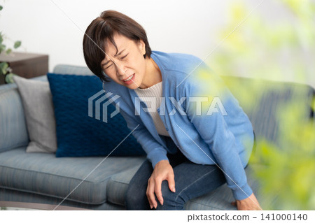 女性，膝骨關節炎 141000140