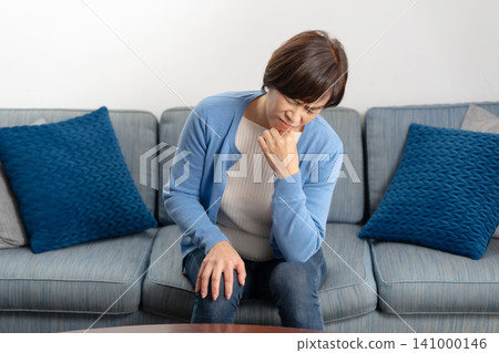 女性，膝骨關節炎 141000146