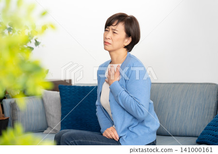 老年婦女出現心悸和呼吸急促的症狀。 141000161