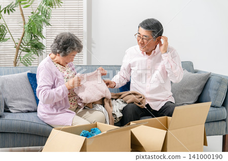 老年夫婦、安寧療護計畫、整理物品 141000190