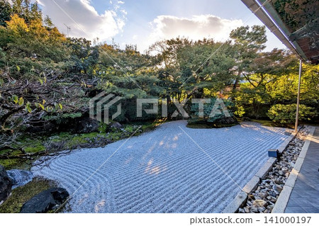 東山高台寺的庭園景色散發著傳統禪寺的美麗與寧靜氛圍。 東山高台寺的庭園景色散發著傳統禪寺的美麗與寧靜氛圍。 141000197