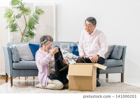 Senior couples, end-of-life planning, decluttering Senior couples, end-of-life planning, decluttering 141000201