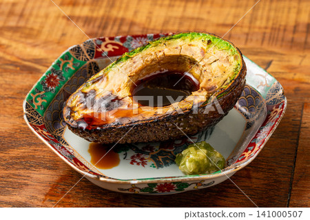 Grilled avocado over charcoal for a fragrant taste Grilled avocado over charcoal for a fragrant taste 141000507