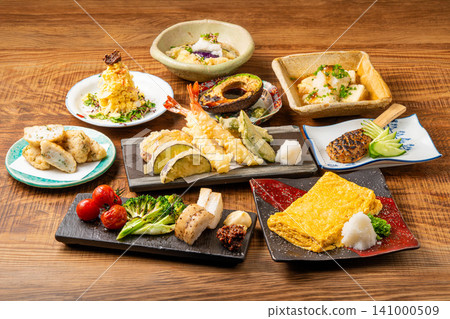 A group photo of the dishes that make up a party at an izakaya (Japanese pub). 141000509