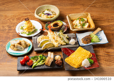 一張日式居酒屋(日本酒吧)派對上各種菜餚的合照。 一張日式居酒屋(日本酒吧)派對上各種菜餚的合照。 141000510
