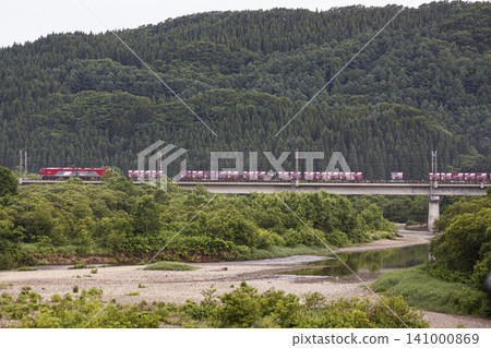 遠處可見列車車廂，JR津輕海峽線，尻內町，尻內川 141000869