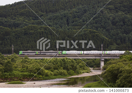遠處可見列車車廂，JR津輕海峽線，尻內町，尻內川 141000873