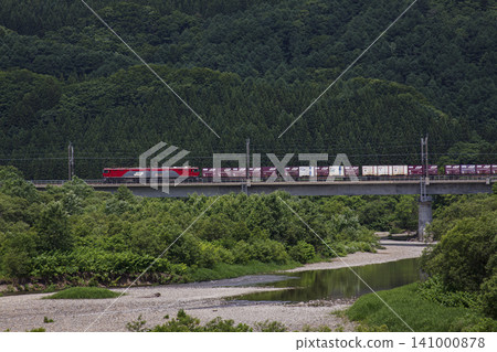 遠處可見列車車廂,JR津輕海峽線,尻內町,尻內川 遠處可見列車車廂,JR津輕海峽線,尻內町,尻內川 141000878
