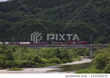 遠處可見列車車廂,JR津輕海峽線,尻內町,尻內川 遠處可見列車車廂,JR津輕海峽線,尻內町,尻內川 141000879