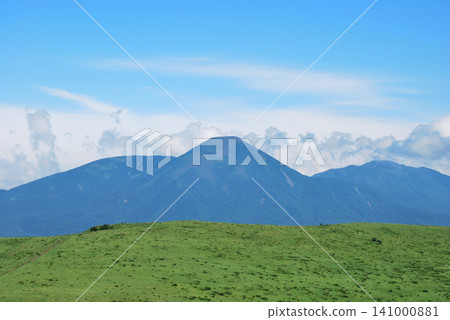 [Mountain Scenery] Mount Tateshina as seen from Kurumayama Plateau, Nagano Prefecture (2009) 141000881