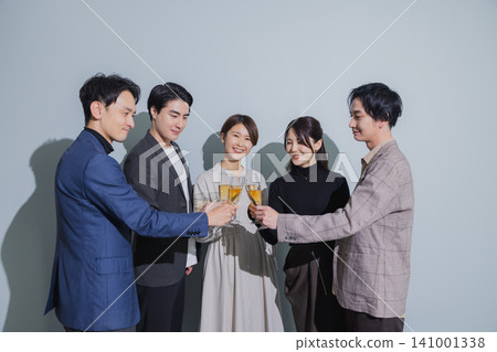 People toasting People toasting 141001338