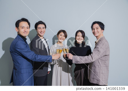 People toasting People toasting 141001339