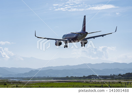 夏季，飛機降落在仙台機場，從宮城縣名取市27號拍攝的景色 141001488