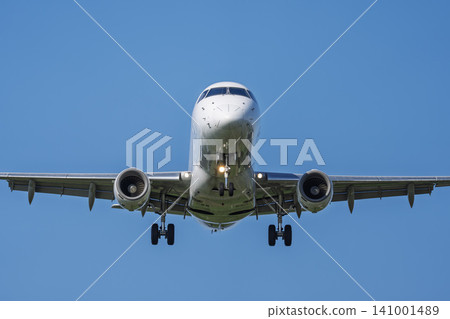 夏季，飛機降落在仙台機場，從宮城縣名取市27號拍攝的景色 141001489