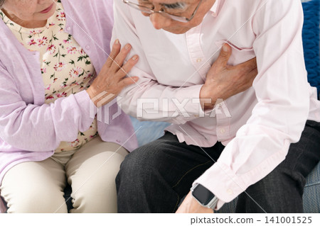 Senior couple, sudden illness, heart disease 141001525