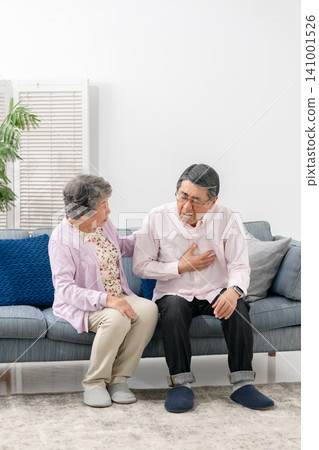 Senior couple, sudden illness, heart disease 141001526