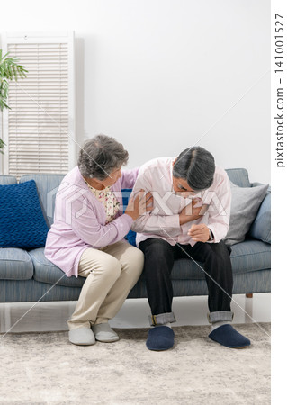 Senior couple, sudden illness, heart disease Senior couple, sudden illness, heart disease 141001527