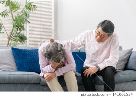 Senior couple, sudden illness, difficulty breathing Senior couple, sudden illness, difficulty breathing 141001534