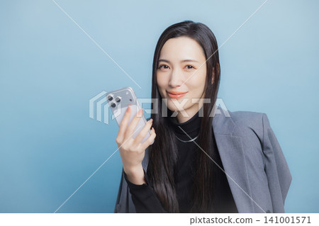 一個穿白襯衫的女人 一個穿白襯衫的女人 141001571