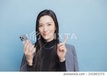一個穿白襯衫的女人 一個穿白襯衫的女人 141001573