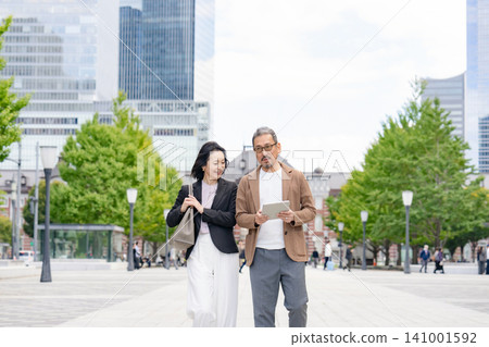 Casual business, outdoor, walking Casual business, outdoor, walking 141001592