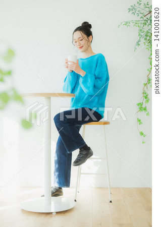 一個女人喝咖啡 一個女人喝咖啡 141001620