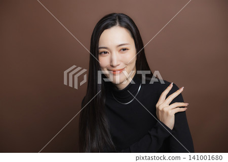 身穿黑色高領毛衣的女子 141001680